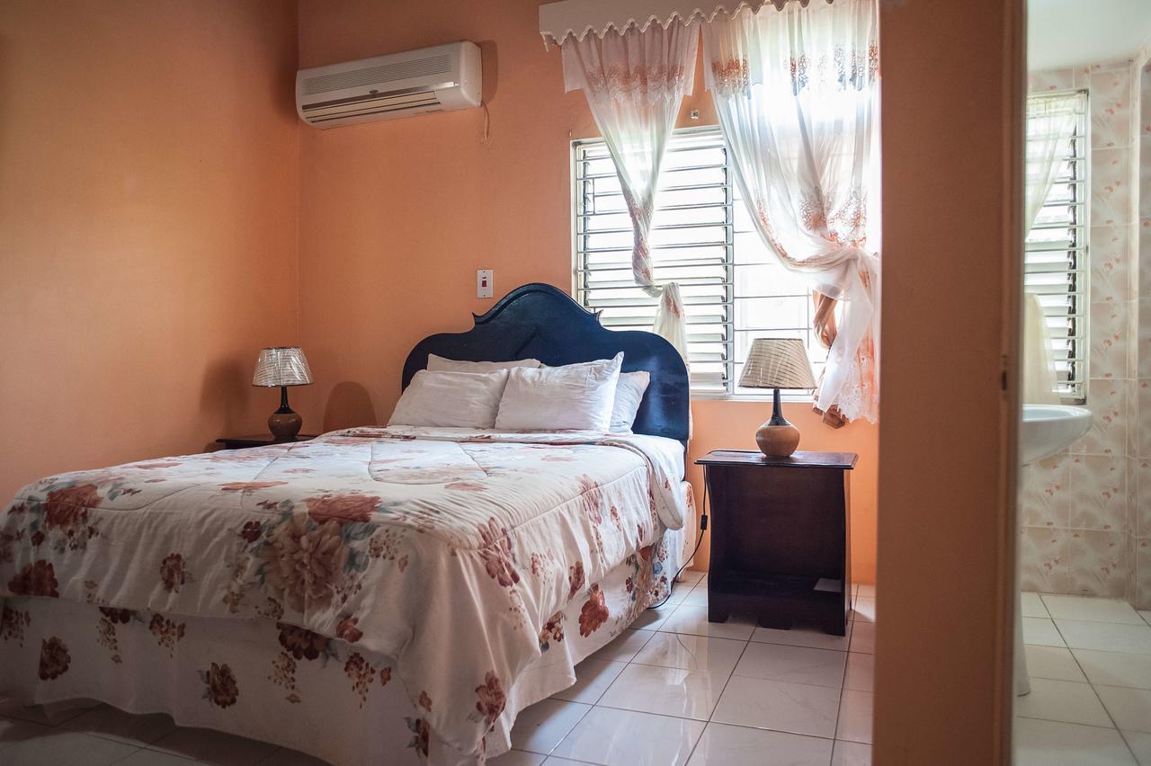 Diamond Villa Guest House Montego Bay Exterior photo